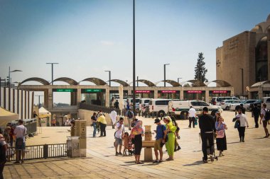 İsrail 'in eski Kudüs şehrinde yürüyen insanlar. İsrail ordusu ve tüm dünyadan insanlar..