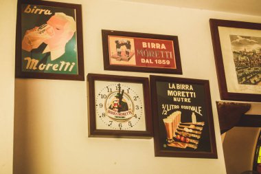 Avrupa sokaklarındaki eski evden manzara