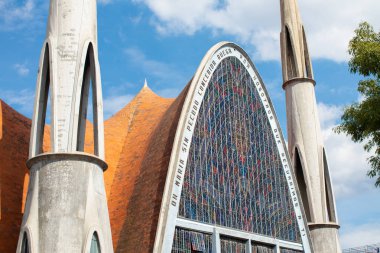 Meksika Kilisesi 'nin büyük, boyalı, renkli bir cephesi ve Puebla, Meksika' daki Gotik renkli bir kilisenin dışındaki Mucizevi Madalya Cemaati 'nin Hanımefendisi.