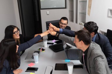 iş dünyasından İspanyol Milti etnik grup insanları ofisteki ya da toplantı salonundaki takım çalışmalarına tezahürat etmek için 5 yıl boyunca selam verdiler; gülen patron çalışanlarla kutlama yaptı