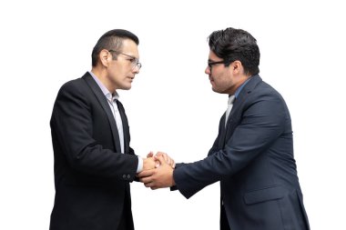 İki genç İspanyol iş adamı beyaz bir arkaplanda el sıkışıyor.