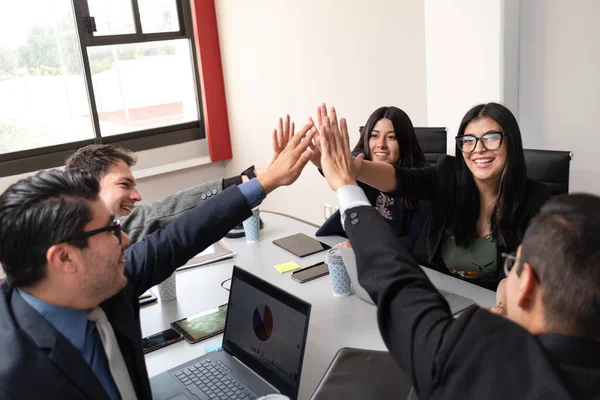 İş dünyasından İspanyol Milti etnik grup insanları ofisteki ya da toplantı salonundaki takım çalışmalarını neşelendirmek için beş kez merhaba diyor; gülen patron çalışanlarıyla kutlama yapıyor.