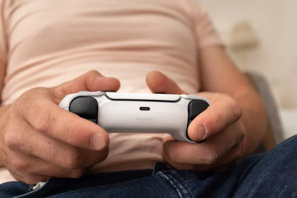 Haziran 05 2023. Sony denetleyici komutu video oyunları oynayan bir adamın ellerinde kapatın