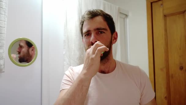 Close Fornt Vista Jovem Escovando Dentes Olhando Para Câmera Cara — Vídeo de Stock