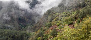 Zacatlan, Puebla, Meksika manzarası, güzel doğa manzarası, sisli ya da sisli küçük evler, arka planda su falı.