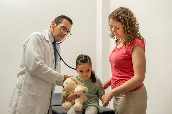 Küçük kız doktor ofisine kızgın. Deli çocuk pediatristi ziyaret ediyor. Annesi onu sağlık muayenesine götürdüğü için üzgündü.