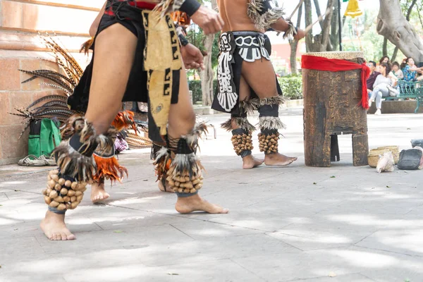 Bailarina Azteca India Tocando Música Tradicional Cantando Calle — Foto de Stock