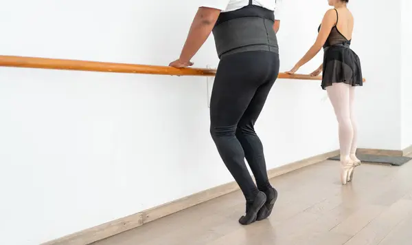 Bale çifti eşleri antrenmandan önce erkek ve kadın esneyip ısınıyor.