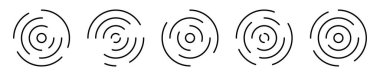 Dairesel dalgalanma simgeleri. Beyaz arka planda izole edilmiş aralıklı çizgileri olan eş merkezli çemberler. Girdap, sonar dalgası, ses dalgası, güneş patlaması, sinyal sembolleri. Vektör grafik illüstrasyonu