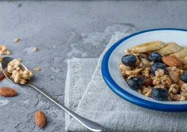 Kahverengi deri aksesuarlar. Akıllı saat, banknot ve kulaklıklı cüzdan..