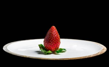 Ekmek üstü kızarmış yumurta tabakta ve sarı arka planda. Metin için boşluk olan üst görünüm.