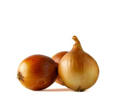 Beyaz arka planda taze soğanlar yakın plan.