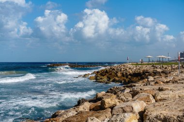 Sıcak ve güneşli bir günde Jaffa-Tel Aviv 'de Akdeniz. Denizin güzelliği, tuzlu spreyin kokusu, dalgaların ve taşların sesi..
