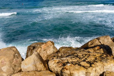 Dalgalar Jaffa-Tel Aviv 'deki kayalara çarpıyor..