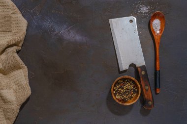 Eti baharatla doğramak için vahşi bir satır. Metin için boşluk ile kapat.