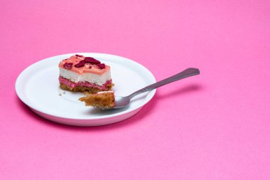 Pasta yumuşak, nemli, kremalı böğürtlenli bir kek. Yapması kolay, her bayram ve özel gün için mükemmel..