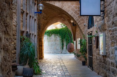 Eski evin kemeri ve duvarları asılı portakal ağacının manzarasını çerçeveleyerek mimari ve doğanın uyumlu bir kombinasyonunu oluşturuyor. Şehir tarihi ve yeşilliğin eşsiz bir kombinasyonu.