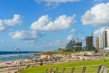 İsrail, Tel Aviv - 16 Eylül 2024 Tel Aviv 'de güneşli bir gün gökdelenler ve dinlenen insanlar manzaralı.