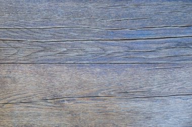 Eski bir ahşap tezgah, yıpranmış, kırsal bir cazibesi var. Doğal ahşap yüzey zengin desenlere sahiptir. Sıcak ve zamansız bir cazibe sunar. Bu da rahat ve otantik bir atmosfer yaratmak için mükemmeldir..