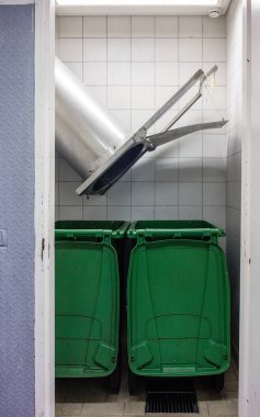 Çalışma alanındaki atık kutuları temizliği ve düzeni sağlar, atıklardan kurtulmak ve verimli bir iş ve rahat bir atmosfer için düzenli bir ortam sağlamak için uygun bir yol sağlar..