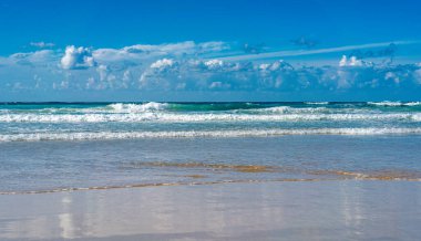 İsrail, Tel Aviv 'in kumsalında Akdeniz' in turkuaz dalgaları ve suya yansıyan bulutlar. Resimli deniz manzarası.