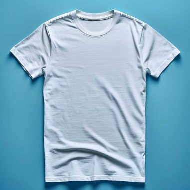 Beyaz tişört, özel baskı için tasarlandı. Talep şablonu üzerindeki temel baskı, reklam için mavi arka planda izole edildi.