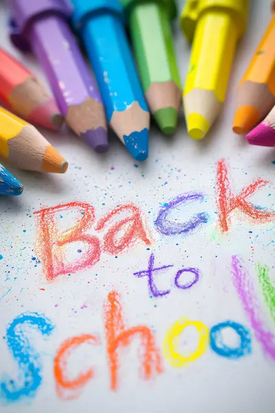 Kalemlerle okul mesajına renkli dönüş