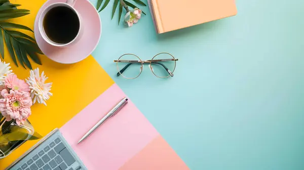 Çalışma ve öğrenim yeri. Not defteri, çiçekli bir fincan kahve. düz alan, üst görünüm, kopyala boşluk