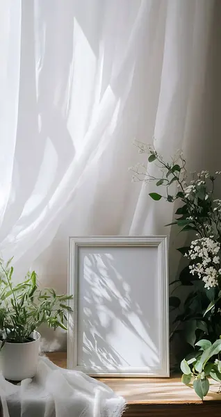 Oturma odasına çiçek ve bitkilerin yanına beyaz camdan bir çerçeve yerleştirilir.