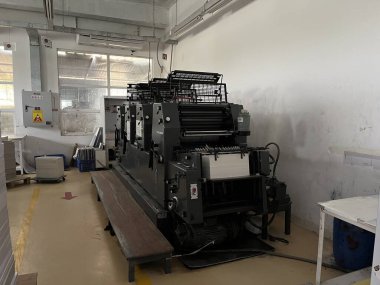 Dhaka, Bangladeş - 3 Mart 2023. Modern baskı makinesi ve diğer makinelerle baskı fabrikası içi. Beş renkli basım litografi makinesi çalışıyor.
