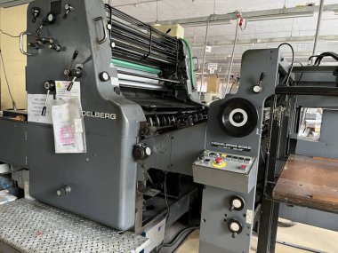 Dhaka, Bangladeş - 3 Mart 2023. Modern baskı makinesi ve diğer makinelerle baskı fabrikası içi. Beş renkli basım litografi makinesi çalışıyor.