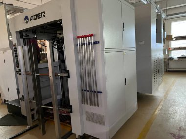 Dhaka, Bangladeş - 3 Mart 2023. Modern baskı makinesi ve diğer makinelerle baskı fabrikası içi. Beş renkli basım litografi makinesi çalışıyor.