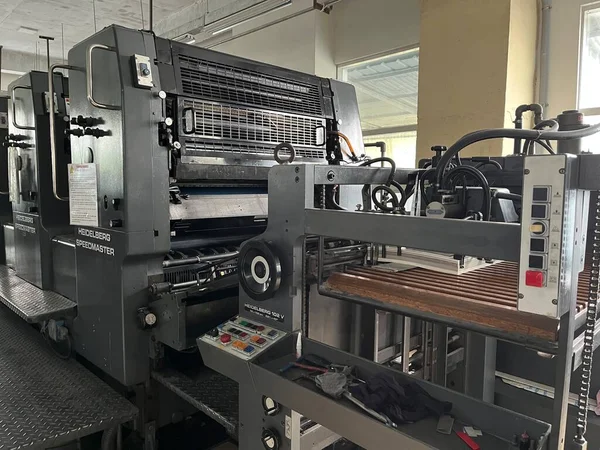 Dhaka, Bangladeş - 3 Mart 2023. Modern baskı makinesi ve diğer makinelerle baskı fabrikası içi. Beş renkli basım litografi makinesi çalışıyor.
