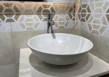 Banyo iç havzası ya da modern iç tasarımla batacak. Lavabo ve musluğu olan bir banyo.