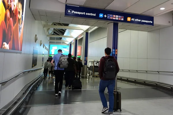 Flugreisende Auf Dem Flughafen Heathrow August 2019 London Großbritannien Gemessen — Stockfoto