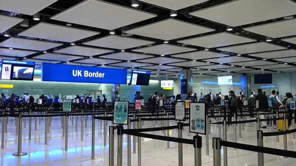 Flugreisende Auf Dem Flughafen Heathrow August 2019 London Großbritannien Gemessen — Stockfoto