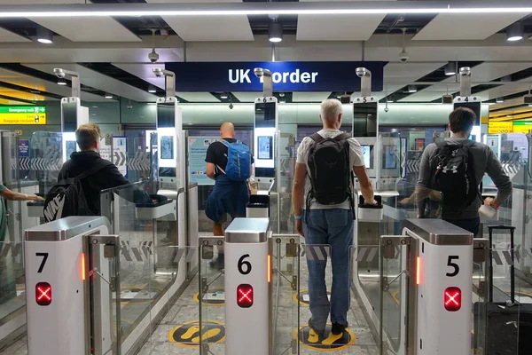Viajantes Aéreos Passam Por Portões Automatizados Controle Fronteiras Passaporte Aeroporto — Fotografia de Stock