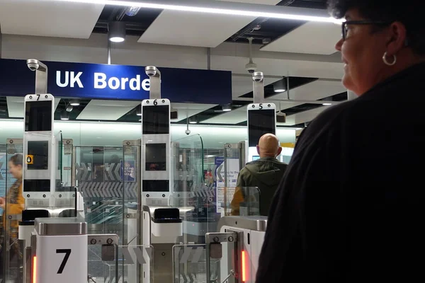 航空旅行者は 2019年9月28日に英国のロンドンにあるヒースロー空港の自動パスポート国境管理ゲートを通過します 英国国境軍は国境チェックを合理化するために技術を使用しています — ストック写真