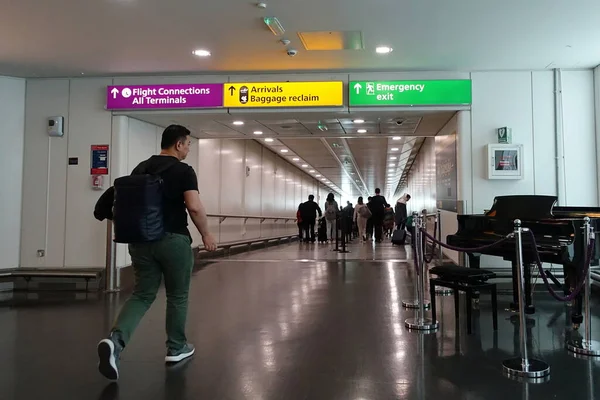 Air Travelers Walk Baggage Reclaim Flight Connection Transfer Heathrow Airport — Stock Photo, Image