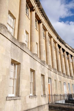 Somerset İngiltere 'nin Bath kentindeki caddedeki Kraliyet Hilal binalarının dış manzarası. Kraliyet Hilal' i Gürcistan döneminden kalma lüks teraslı güzel evlerden oluşuyor.