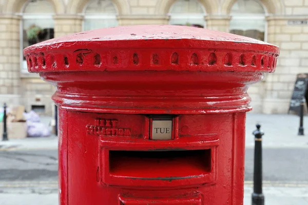 Крупный План Традиционного Британского Стиля Red Post Box Городской Улице — стоковое фото