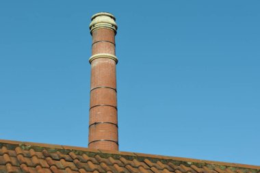 Evin çatısındaki baca.