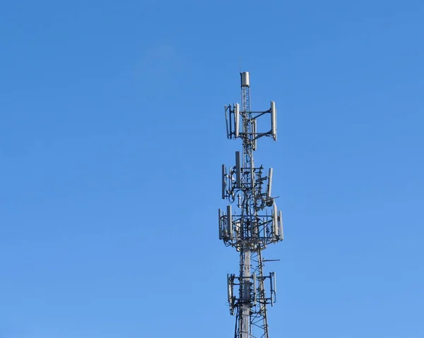 Vista Una Torre Telecomunicaciones Contra Cielo Azul Claro —  Fotos de Stock