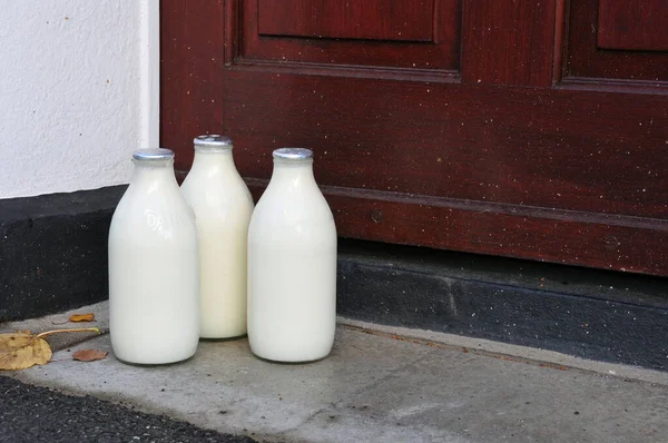 Доставка Молока Перед Входной Дверью Бутылки Молока Пороге — стоковое фото