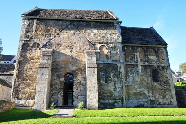 イギリスの町の古い中世の教会は — ストック写真
