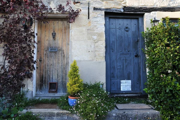 Voordeuren Van Aangrenzende Oude Huisjes Aan Een Straat Een Engelse — Stockfoto