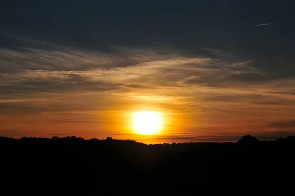 Ηλιοβασίλεμα Στον Ορίζοντα Πάνω Από Μια Σιλουέτα — Φωτογραφία Αρχείου
