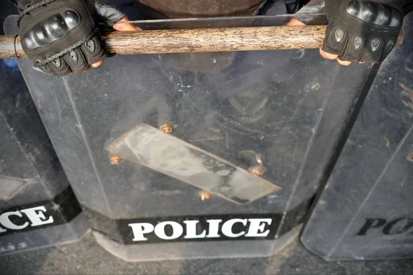 Polis Memurunun Kalkanını Tutan Bir Elin Yakın Görüntüsü — Stok fotoğraf
