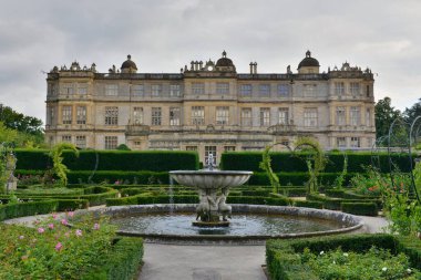 Longleat, İngiltere 'de 15 Ağustos 2014 tarihinde Longleat House' u ziyaret eden turistler görülüyor. Longleat, 16. yüzyıl görkemli evi, tema parkı ve safarisi de dahil olmak üzere popüler bir turizm merkezi..