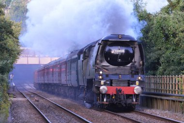 BRADFORD on AVON - 17 AUG: Avon, İngiltere 'deki Bradford' da 17 Ağustos 2014 tarihinde 34067 Tangmere buharlı treninin görüntüsü. 1947 yılında tamamlanan 34067 Tangmere, Britanya sınıfı bir lokomotiftir..